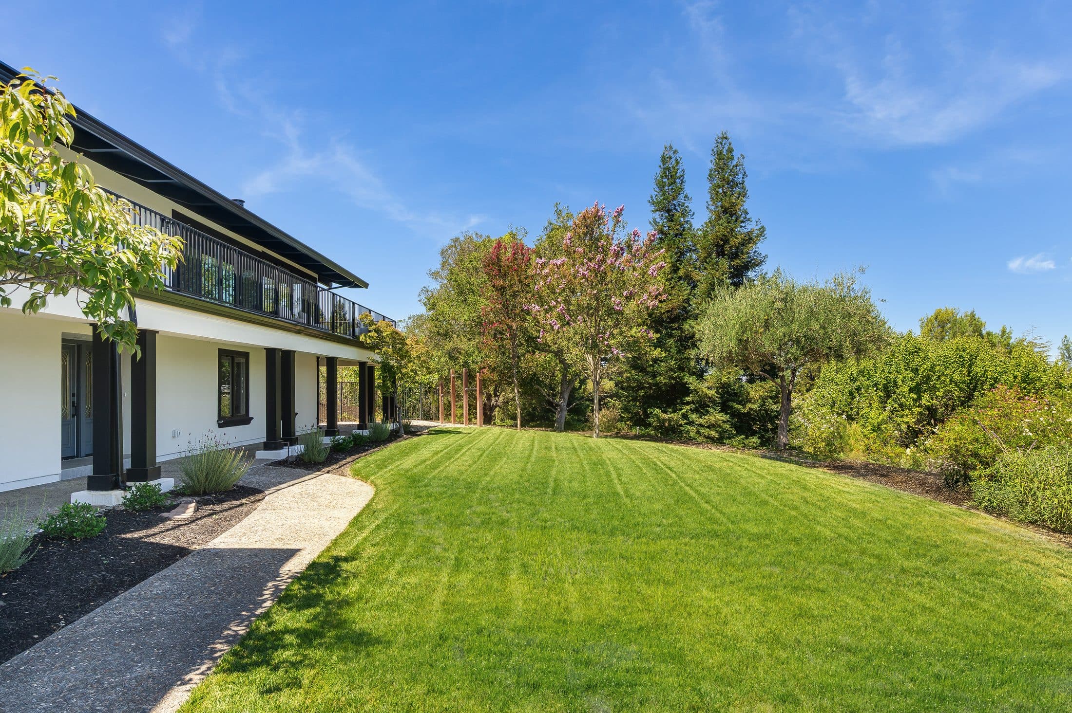 481 Montcrest Place. The side elevation, with the lawn running out to the trees.