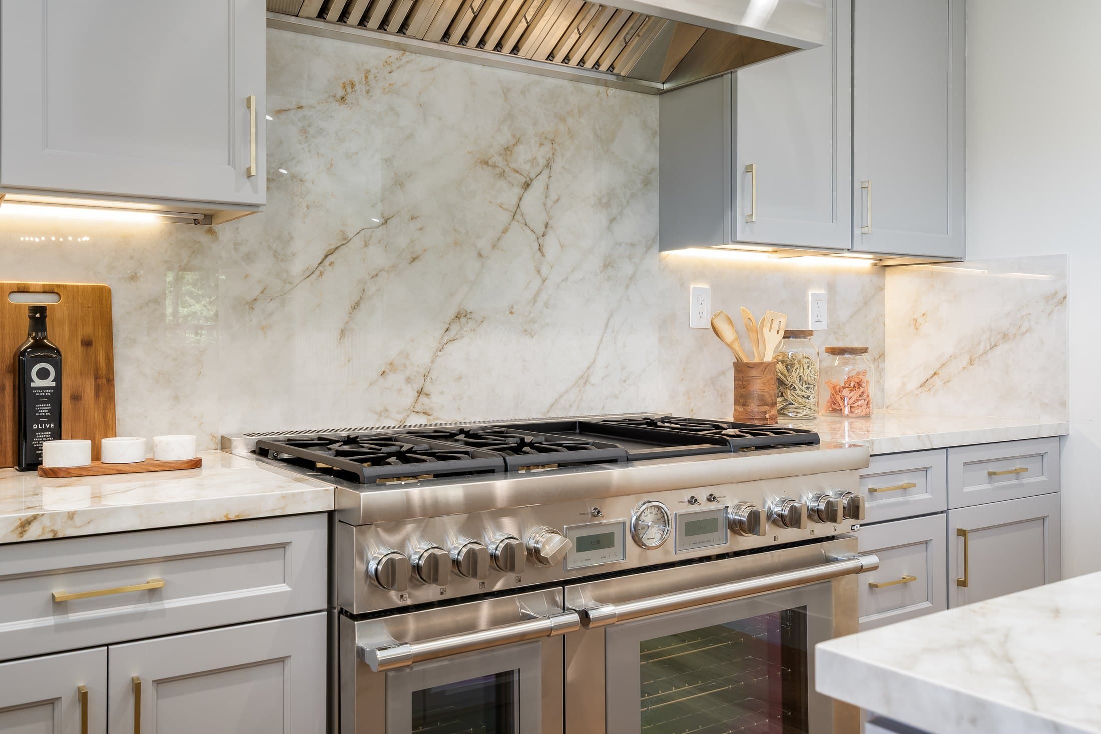 481 Montcrest Place, the full-slab stone behind the range.